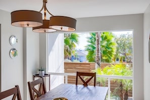 Căn hộ, nhiều giường, sân hiên, quang cảnh một góc biển | 4 phòng ngủ, trang trí khác biệt 