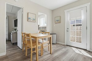 Maison, plusieurs lits, patio, vue ville | Restauration