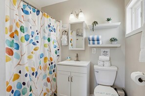 Maison, plusieurs lits, patio, vue ville | Salle de bain