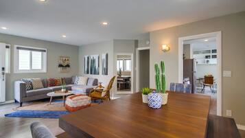 Appartement, plusieurs lits, bain à remous, vue ville | Coin séjour