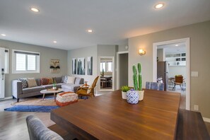 Apartamento, várias camas, banheira de imersão, vista para a cidade | Área de estar | Lareira