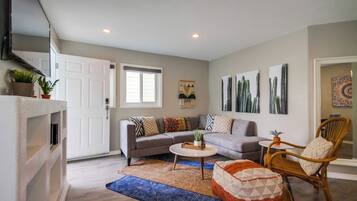 Huoneisto, useita sänkyjä, poreamme, kaupunkinäköala | Oleskelualue | Takka