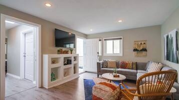 Apartment, Multiple Beds, Hot Tub, City View | Living area | Fireplace