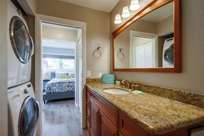 Apartment, Multiple Beds, Hot Tub, City View | Bathroom