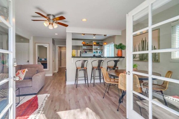 Apartment, Mehrere Betten, Whirlpool, Stadtblick | 2 Schlafzimmer, individuell dekoriert, individuell eingerichtet