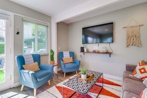 Apartment, Mehrere Betten, Whirlpool, Stadtblick | Wohnbereich | Kamin