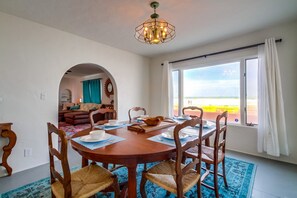 Ferienhaus, Mehrere Betten, Terrasse, Meerblick | 3 Schlafzimmer, individuell dekoriert, individuell eingerichtet