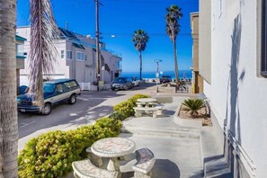 Outdoor dining - Coastal Escape (San Diego)