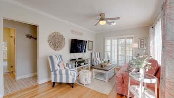 House, 2 Queen Beds, Hot Tub, City View | Living area