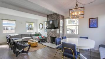 Condo, Multiple Beds, Patio, City View | Living area