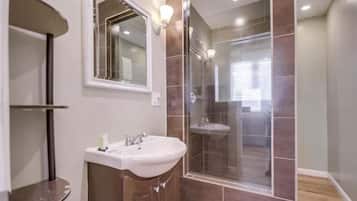 Cottage, plusieurs lits, patio, vue ville | Salle de bain | Articles de toilette de luxe, serviettes fournies, papier toilette