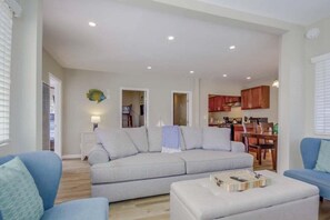 Cottage, plusieurs lits, patio, vue ville | Coin séjour