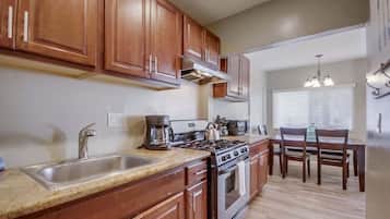 Cottage, Beberapa Tempat Tidur, patio, pemandangan kota | Dapur pribadi | Mesin pembuat kopi/teh