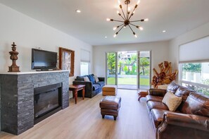 Casa, varias camas, acceso a la piscina, vistas parciales al mar | Zona de estar | Una chimenea