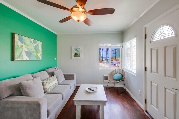 Condo, 1 cama Queen size y sofá cama, patio, vista a la ciudad | Área de sala de estar