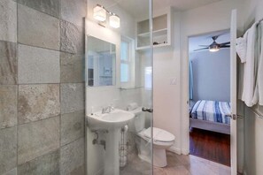 Appartement, plusieurs lits, patio, vue océan | Salle de bain | Articles de toilette de luxe, serviettes fournies, papier toilette