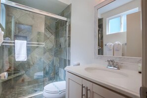Appartement, meerdere bedden, hot tub, uitzicht op stad | Badkamer | Designer toiletartikelen, handdoeken, toiletpapier