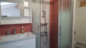 Suihku, hiustenkuivaaja, pyyhkeet, saippua