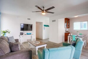 Apartamento, várias camas, sacada, vista parcial para o oceano | Área de estar