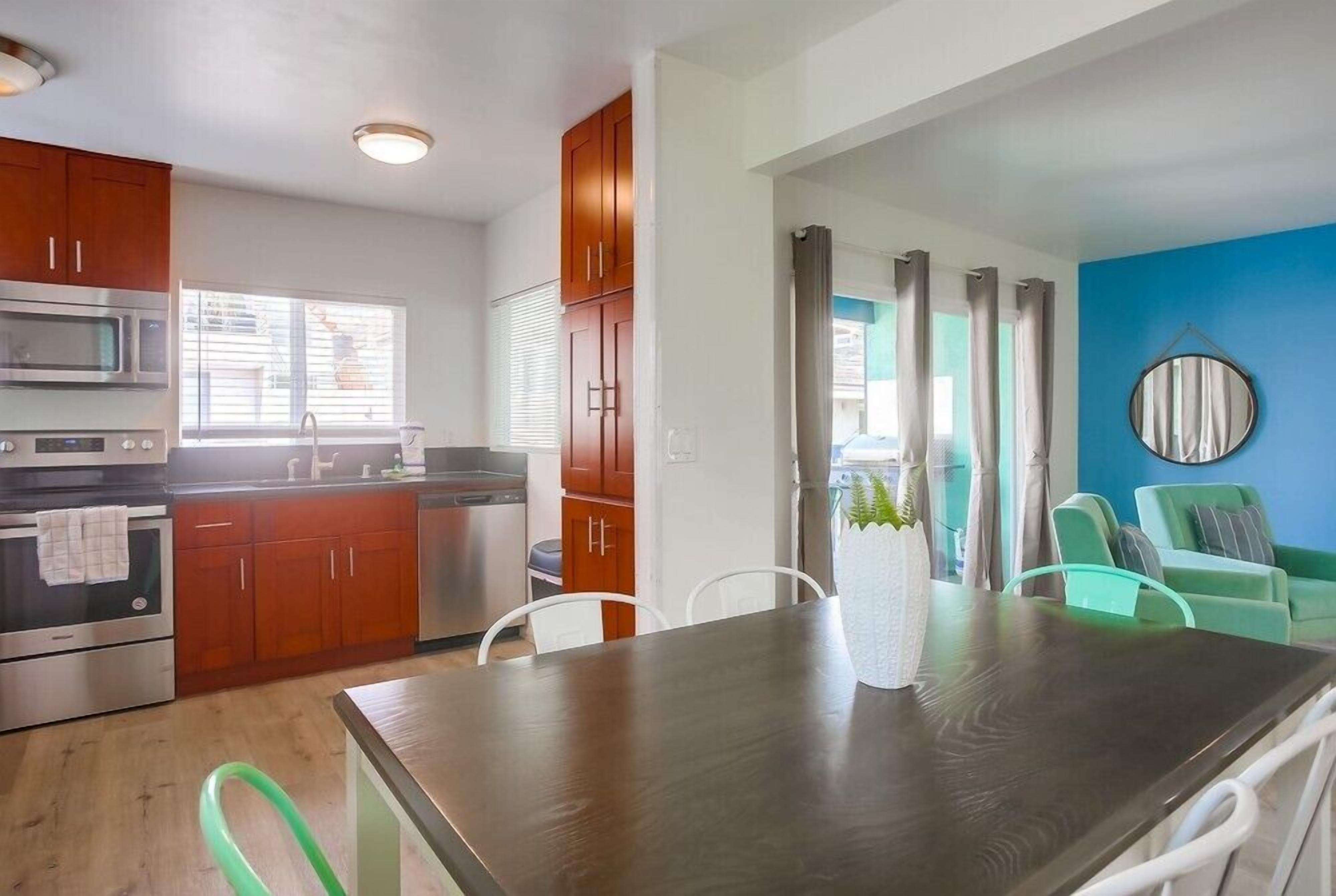 Apartamento, várias camas, sacada, vista parcial para o oceano | Cozinha privada | Cafeteira/chaleira