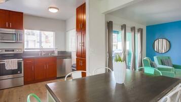 Apartamento, várias camas, sacada, vista parcial para o oceano | Cozinha privada | Cafeteira/chaleira