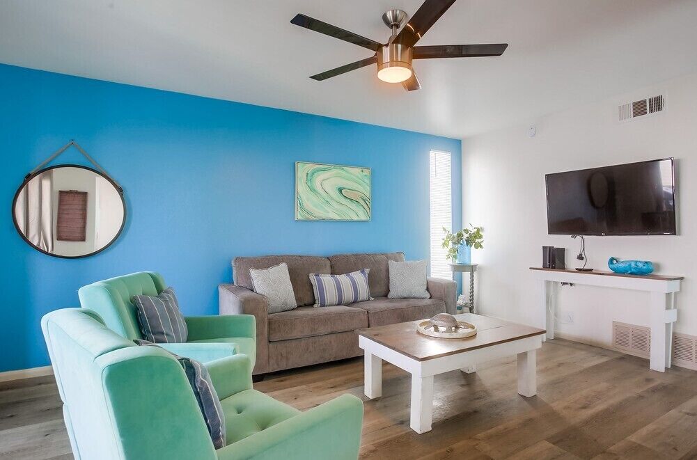 Apartamento, várias camas, sacada, vista parcial para o oceano | Área de estar