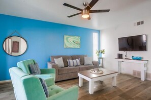 Apartamento, várias camas, sacada, vista parcial para o oceano | Área de estar