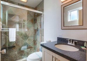 Appartement, plusieurs lits, balcon, vue partielle sur l'océan | Salle de bain