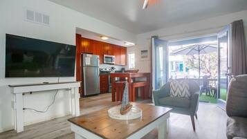 Apartment, Multiple Beds, Hot Tub, Partial Ocean View | Living area