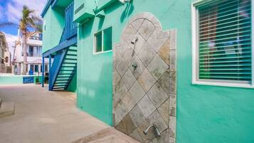 Apartment, Multiple Beds, Hot Tub, Partial Ocean View | Property grounds