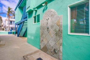 Apartment, Multiple Beds, Hot Tub, Partial Ocean View | Property grounds