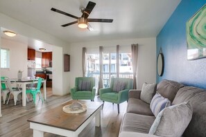 Apartment, Multiple Beds, Hot Tub, Partial Ocean View | Living area