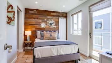 Apartamento, várias camas, banheira de imersão, vista para o oceano | 4 quartos, individualmente decorados, individualmente mobiliados