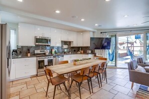 Apartamento, varias camas, bañera de hidromasaje, vistas al mar | Cocina privada | Cafetera o tetera