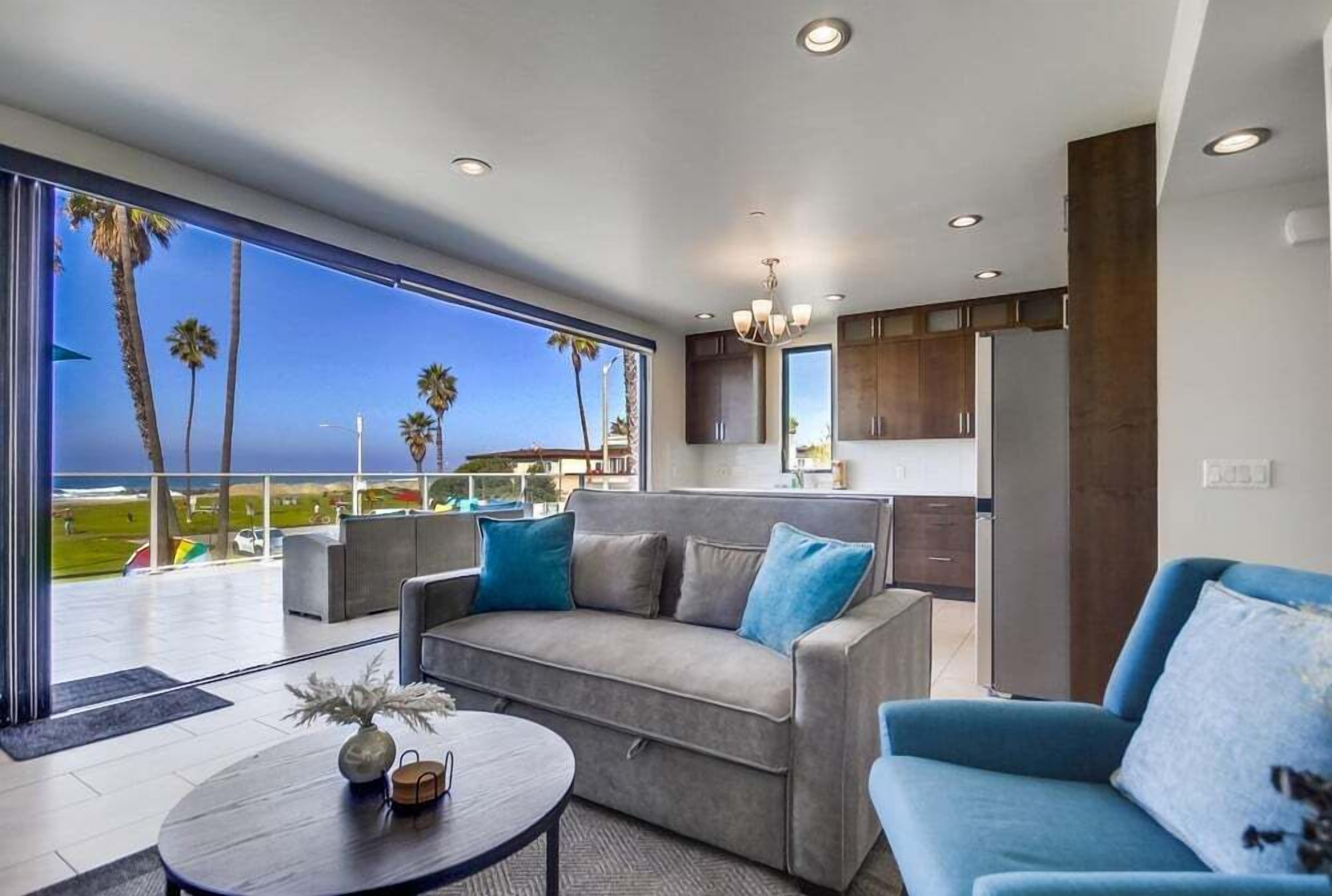 Condo, Multiple Beds, Balcony, Beach View | Living area
