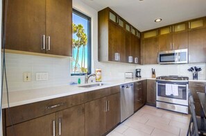 Lejlighed - flere senge - balkon - strandudsigt | Privat køkken | Kaffe-/temaskine