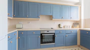 Appartement | Privékeuken | Een koelkast, een magnetron, een oven, een kookplaat