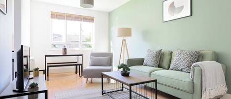 アパートメント | リビング エリア | 37 インチのテレビ (ケーブル放送視聴可)、Netflix、ストリーミングサービス