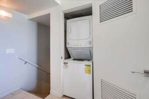 Condo, várias camas, sacada, vista para o oceano | Lavanderia