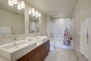 Condo, 2 Queen Beds, Balcony, Ocean View | Bathroom