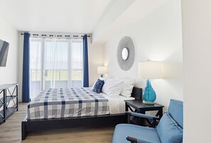 Leilighet, 2 queensize-senger, balkong, havutsikt | 2 soverom, individuelt dekorert, individuelt innredet og sengetøy