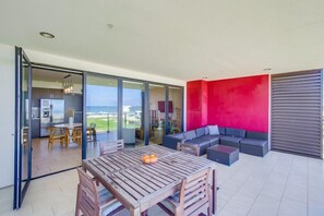 公寓客房, 2 張加大雙人床, 陽台, 海景 | 2 間臥室、獨特裝潢、布置獨特、床單