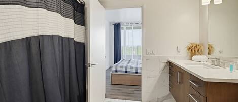 Ein modernes Badezimmer mit großem Spiegel, Waschbecken und Toilette.