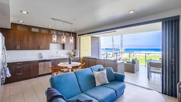 Huoneisto, useita sänkyjä, parveke, valtamerinäköala | Oleskelualue