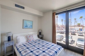 Hus, flere senger, balkong, strandutsikt | 3 soverom, individuelt dekorert, individuelt innredet og sengetøy