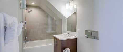 Casa, varias camas, balcón, vista a la playa | Baño | Amenidades de baño de diseñador, toallas, papel de baño