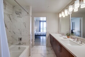 Ferienhaus, Mehrere Betten, Balkon, Strandblick | Badezimmer