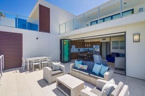 Casa, várias camas, sacada, vista para a praia | Opções para refeição ao ar livre