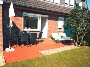 Outdoor dining - Bright vacation apartment near bathing lake with garden.  Family and pet friendly! (Berumbur)
