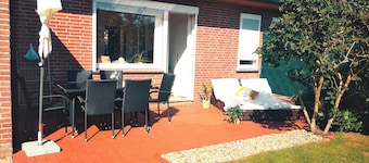 Bright vacation apartment near bathing lake with garden. Family and pet friendly!